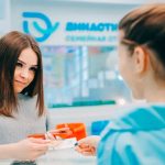 Фото - Врач с клиентом