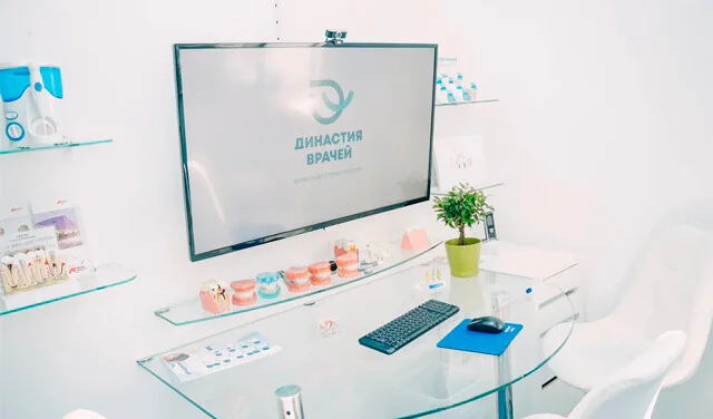 Фото - Компьютерный стол в кабинете