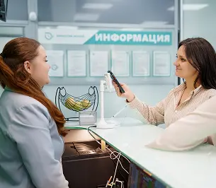 Врач объясняет план лечения
