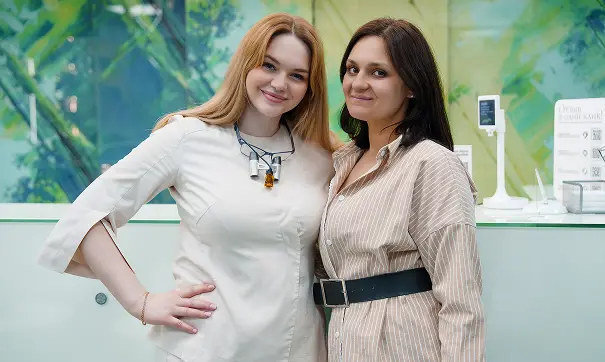 Врач разговаривает с клиентом